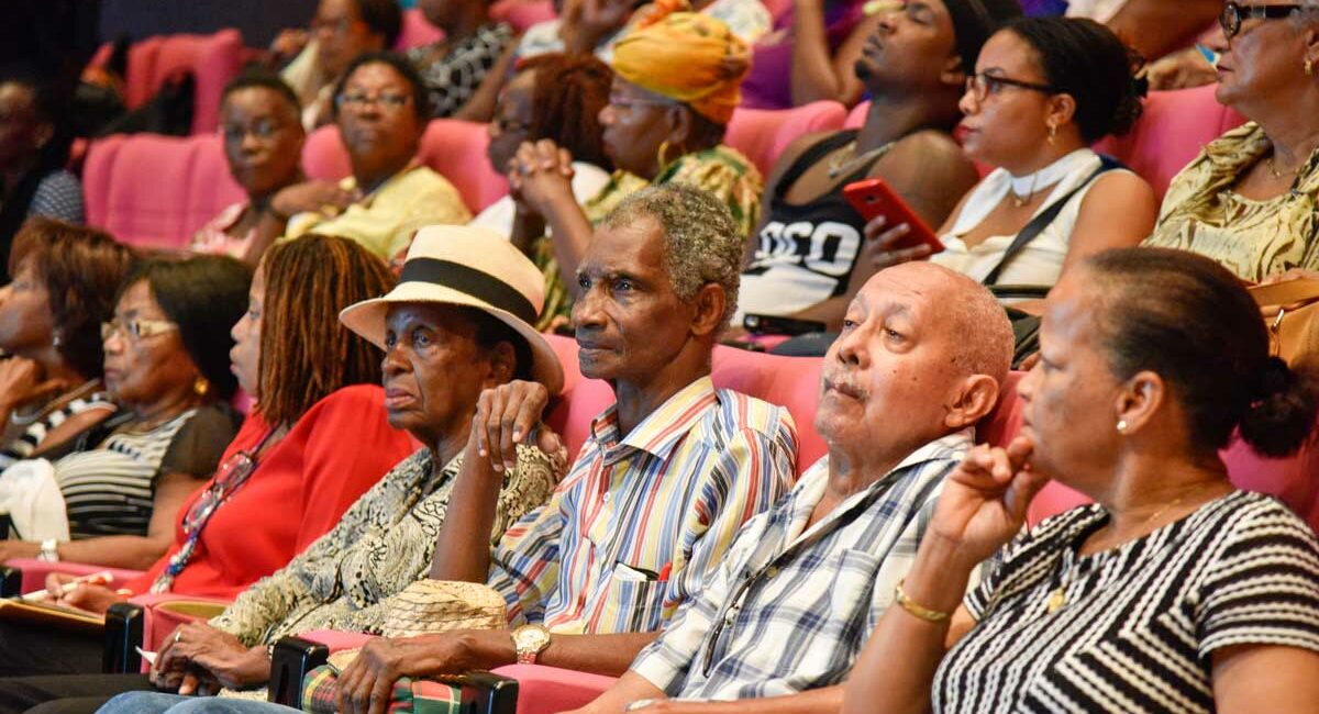 personnes âgées noires participants à un débat public assises