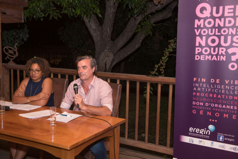 participants à un débat public entre médecins et professionnels de la santé guadeloupe