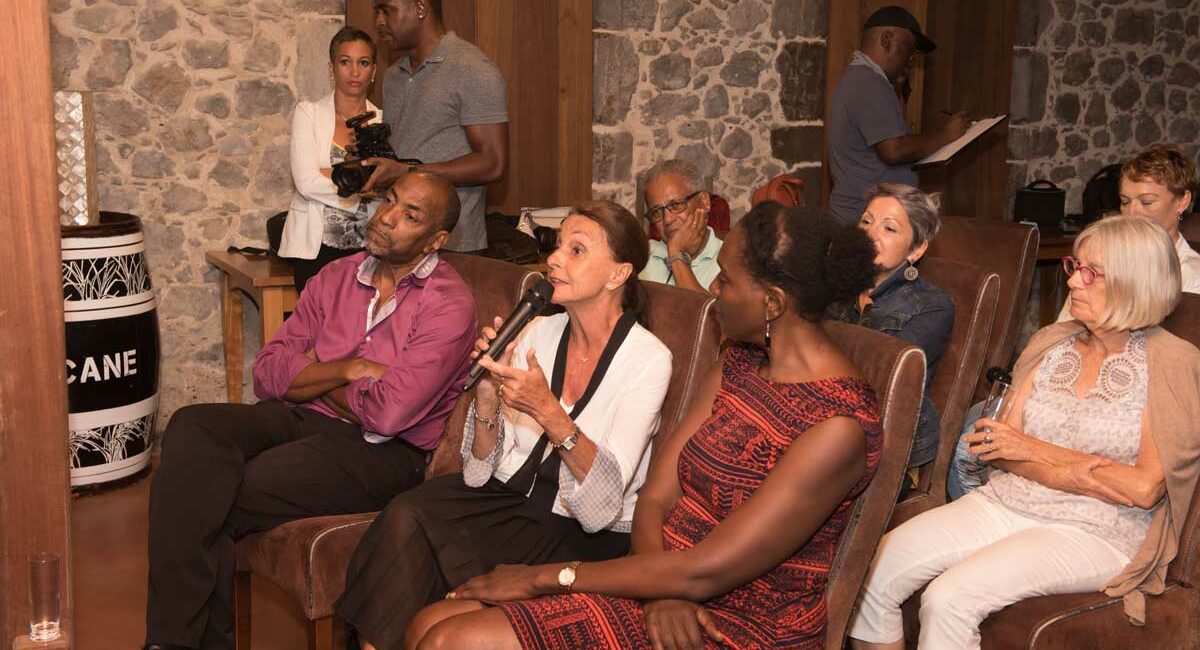 participants à un débat public entre médecins et professionnels de la santé guadeloupe